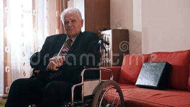 年迈的祖父-祖父坐在轮椅上搓手